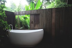 outdoor-tub-ideas-3-1651098734.jpeg outdoor-tub-ideas-3-1651098734.jpeg