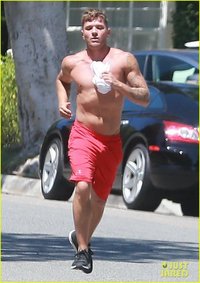 ryan-phillippe-goes-on-a-shirtless-jog-bares-super-fit-body-06.jpg
